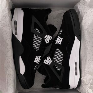 NEW Men’s Jordan 4 Retro in White Thunder